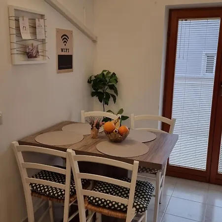 Modern And Bright With Balcony And Sea View 아파트