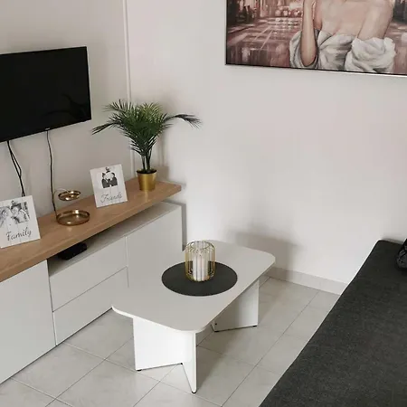 Modern And Bright With Balcony And Sea View 파자나